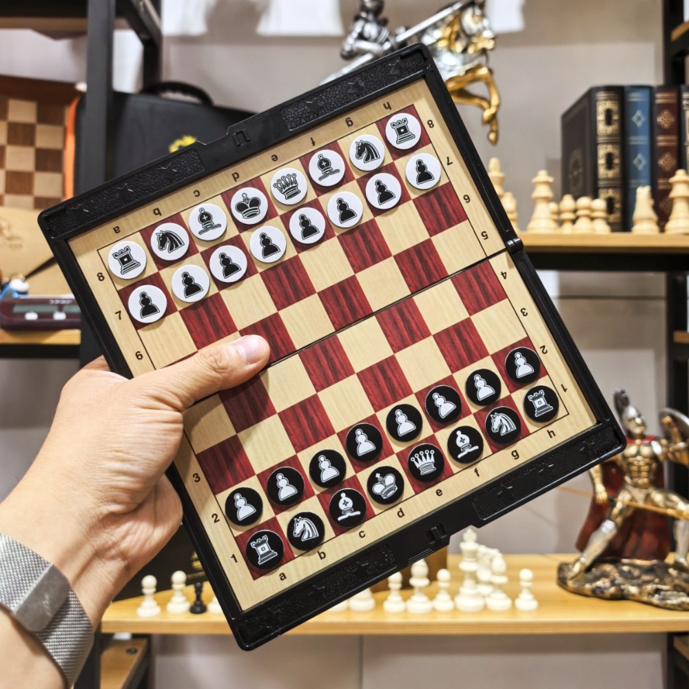 Board Game Cafe - Mini-Schachspiel mit zusammenklappbarem magnetischem Reisespielbrett, 2
